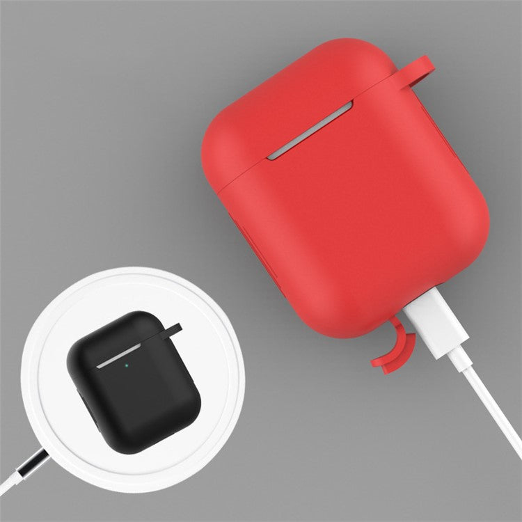 For Apple AirPods with Charging Case (2016)  /  (2019)  /  AirPods with Wireless Charging Case (2019) Silicone Case Earphone Cover with Carabiner - Red